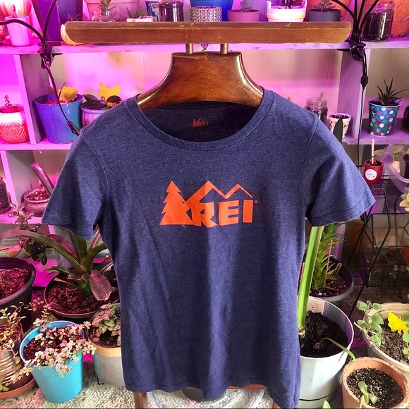 REI Tops - REI fitted t shirt